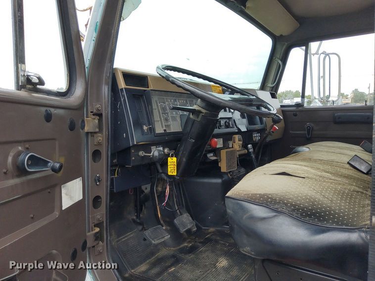 image for item LV9067 1992 International 4700  digger derrick truck