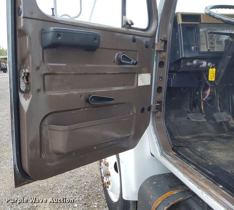 image for item LV9067 1992 International 4700  digger derrick truck