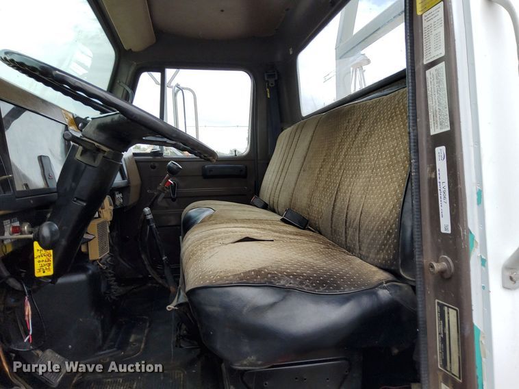 image for item LV9067 1992 International 4700  digger derrick truck