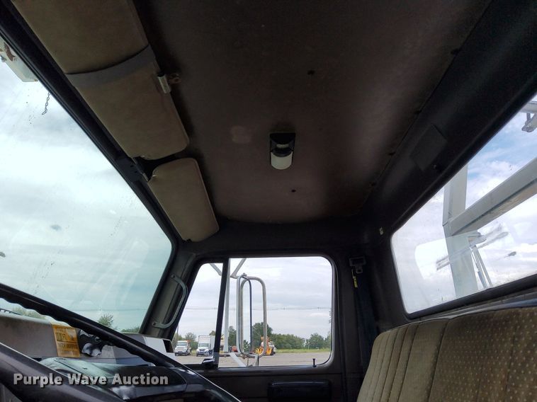 image for item LV9067 1992 International 4700  digger derrick truck