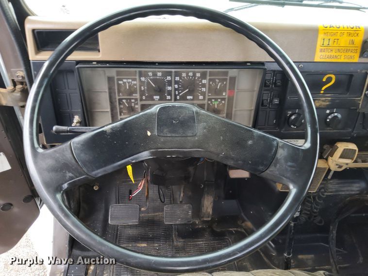 image for item LV9067 1992 International 4700  digger derrick truck