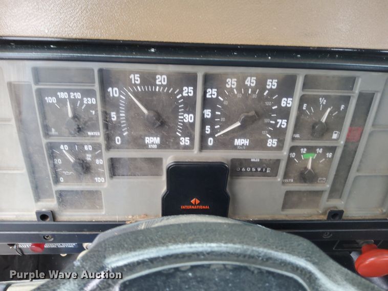 image for item LV9067 1992 International 4700  digger derrick truck