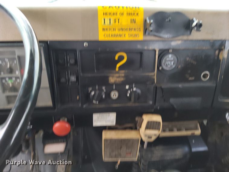 image for item LV9067 1992 International 4700  digger derrick truck