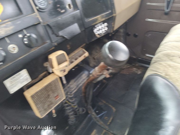 image for item LV9067 1992 International 4700  digger derrick truck