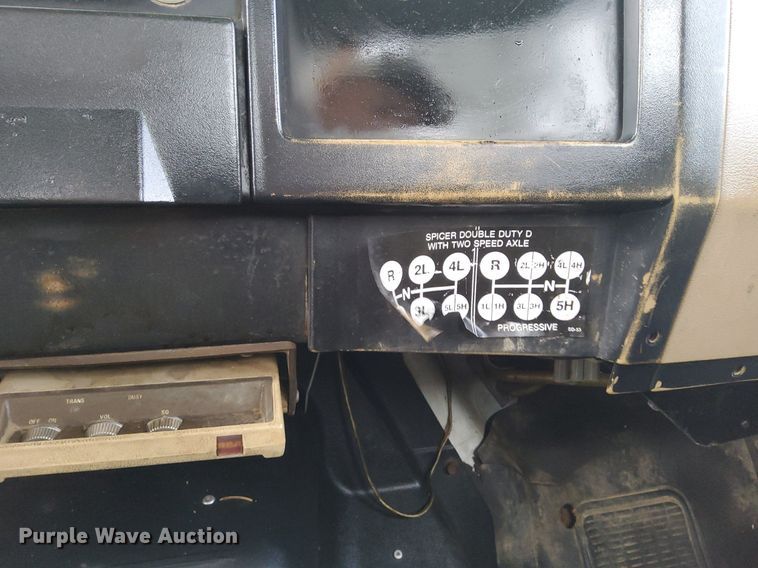 image for item LV9067 1992 International 4700  digger derrick truck