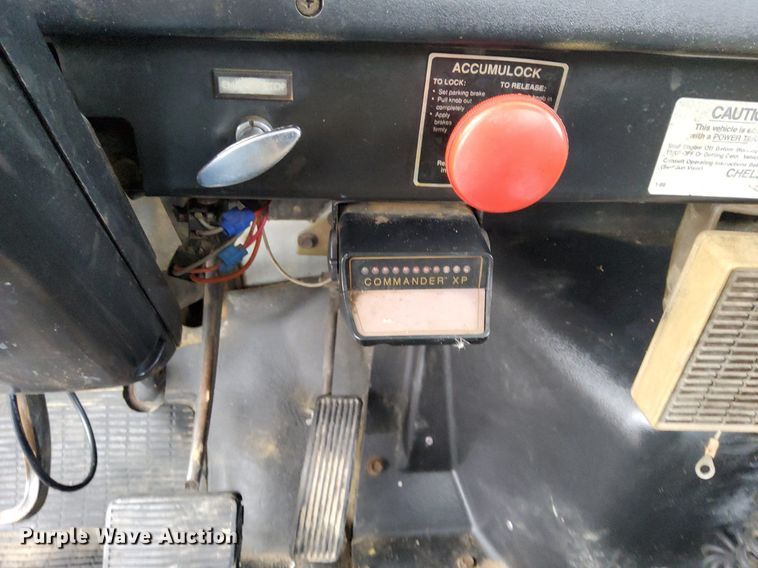 image for item LV9067 1992 International 4700  digger derrick truck