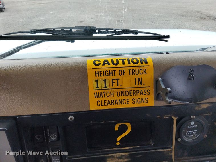 image for item LV9067 1992 International 4700  digger derrick truck