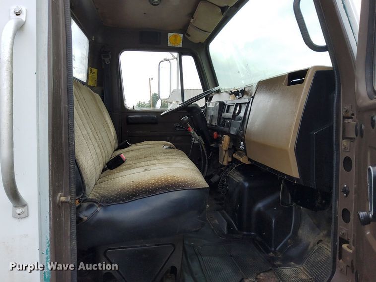 image for item LV9067 1992 International 4700  digger derrick truck