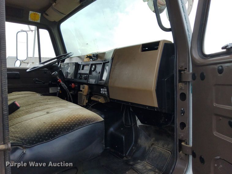 image for item LV9067 1992 International 4700  digger derrick truck