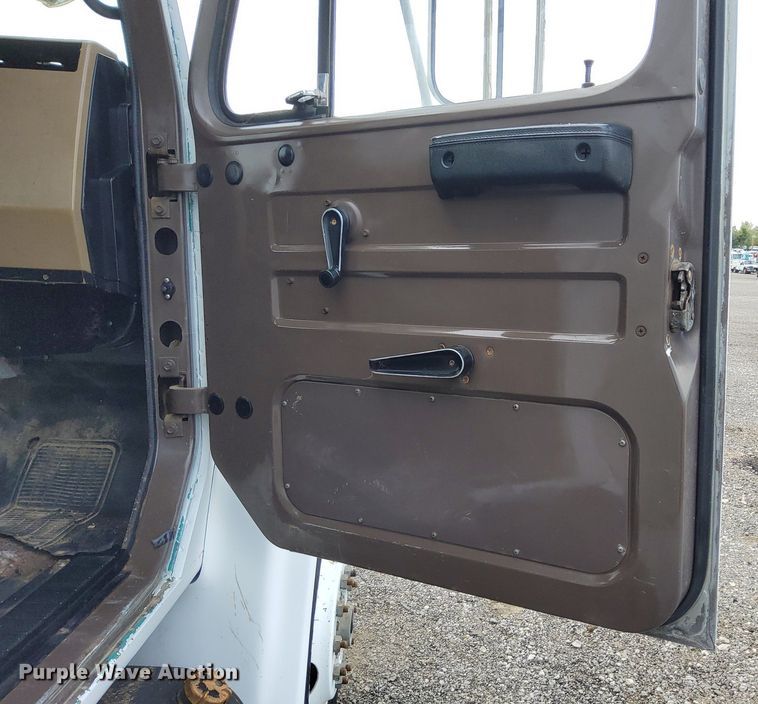 image for item LV9067 1992 International 4700  digger derrick truck