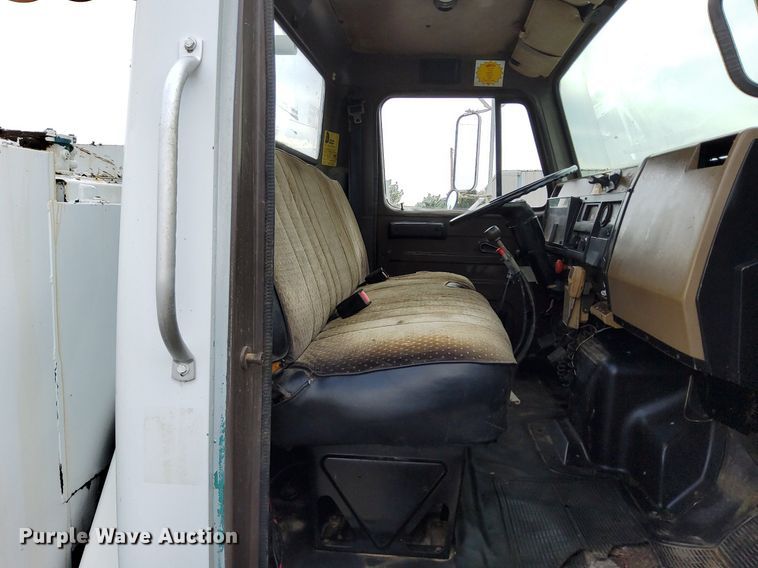 image for item LV9067 1992 International 4700  digger derrick truck