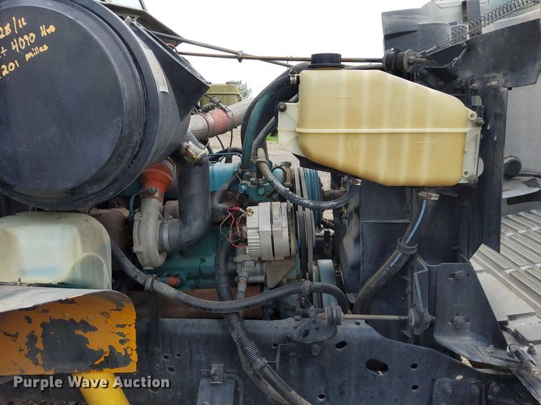 image for item LV9067 1992 International 4700  digger derrick truck