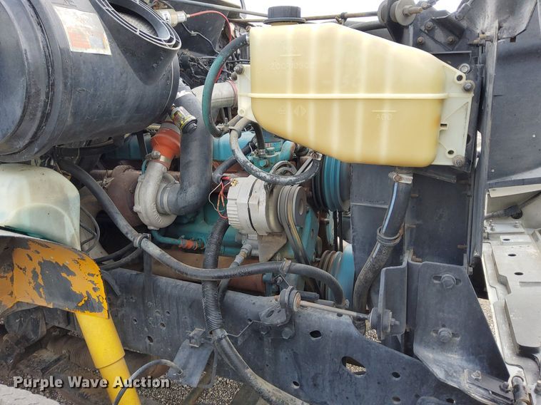 image for item LV9067 1992 International 4700  digger derrick truck