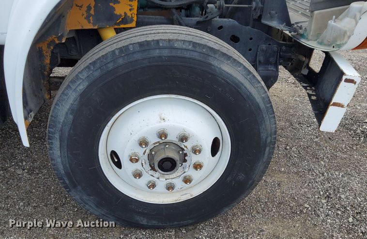 image for item LV9067 1992 International 4700  digger derrick truck