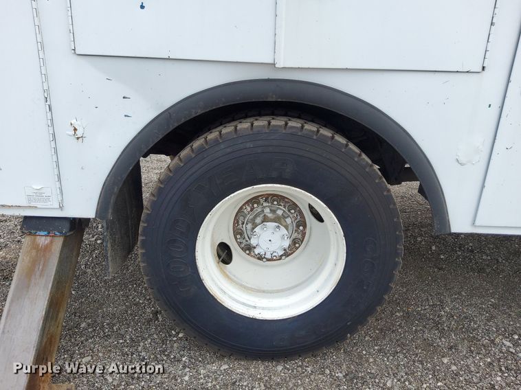 image for item LV9067 1992 International 4700  digger derrick truck