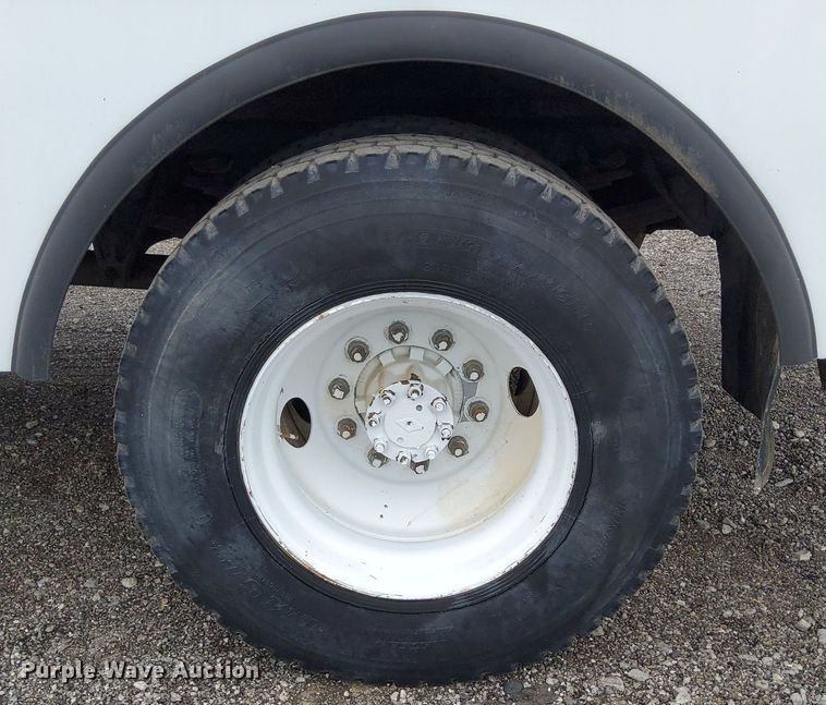 image for item LV9067 1992 International 4700  digger derrick truck