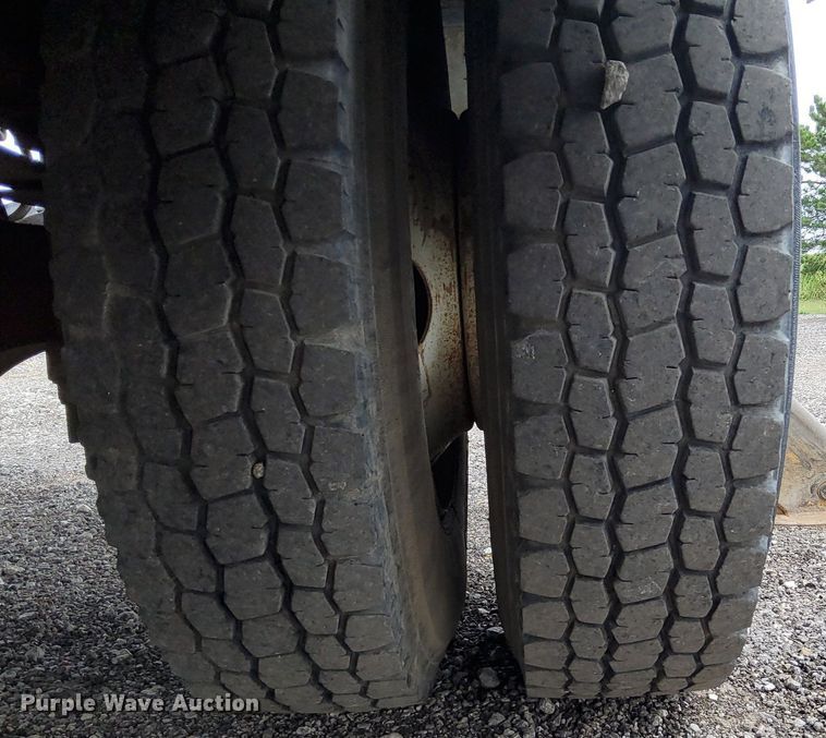 image for item LV9067 1992 International 4700  digger derrick truck