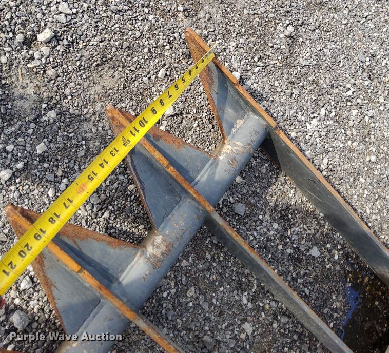 image for item LV9071 Titan  skid steer grapple bucket