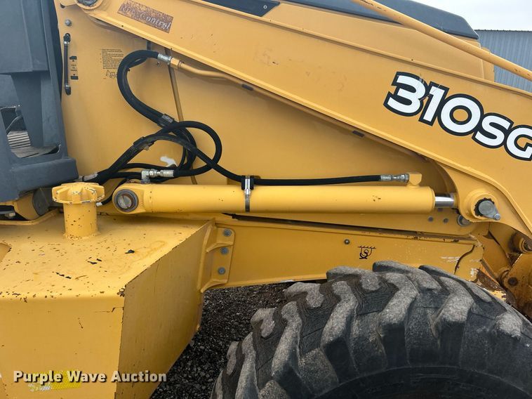 image for item LV9076 2006 John Deere 310SG  backhoe
