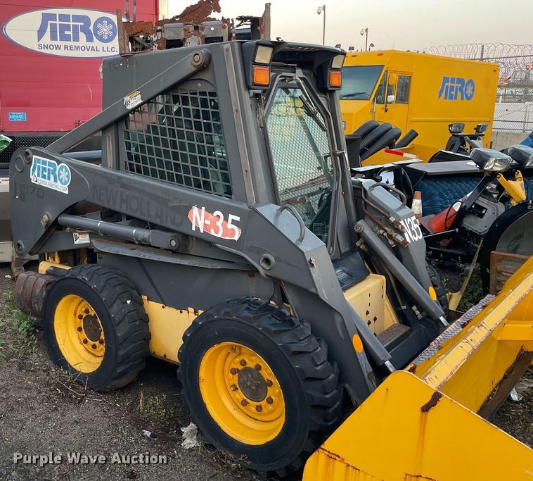 image for item LV9869 2002 New Holland LS170  skid steer loader