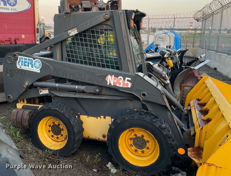 image for item LV9869 2002 New Holland LS170  skid steer loader