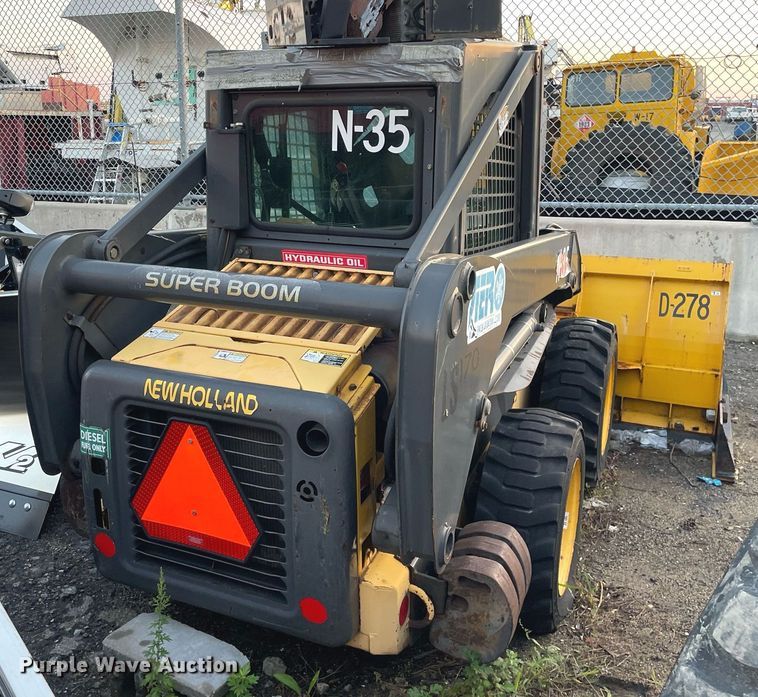 image for item LV9869 2002 New Holland LS170  skid steer loader