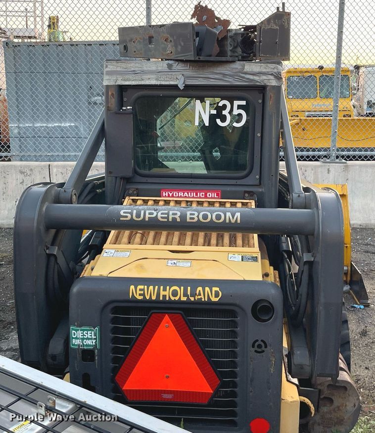 image for item LV9869 2002 New Holland LS170  skid steer loader