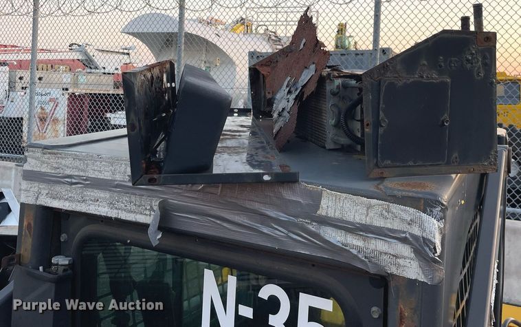 image for item LV9869 2002 New Holland LS170  skid steer loader