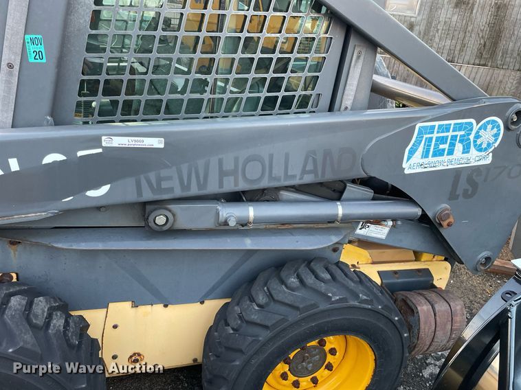 image for item LV9869 2002 New Holland LS170  skid steer loader