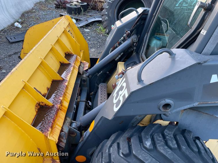 image for item LV9869 2002 New Holland LS170  skid steer loader