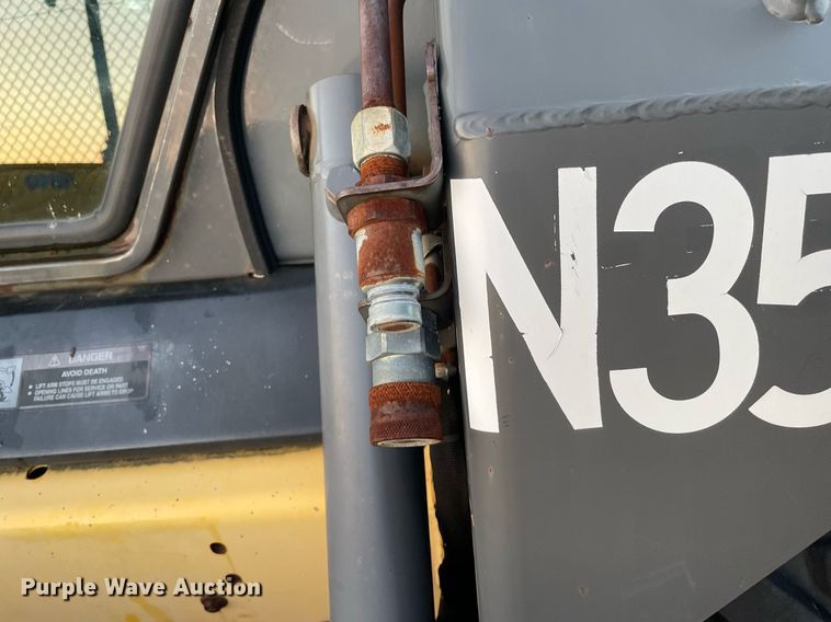 image for item LV9869 2002 New Holland LS170  skid steer loader