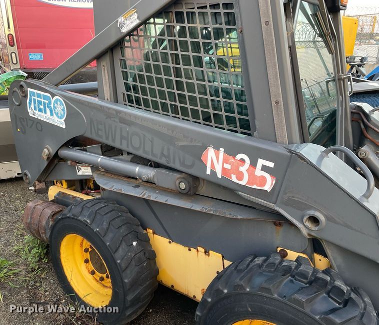 image for item LV9869 2002 New Holland LS170  skid steer loader