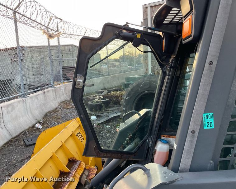 image for item LV9869 2002 New Holland LS170  skid steer loader