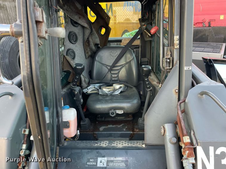 image for item LV9869 2002 New Holland LS170  skid steer loader