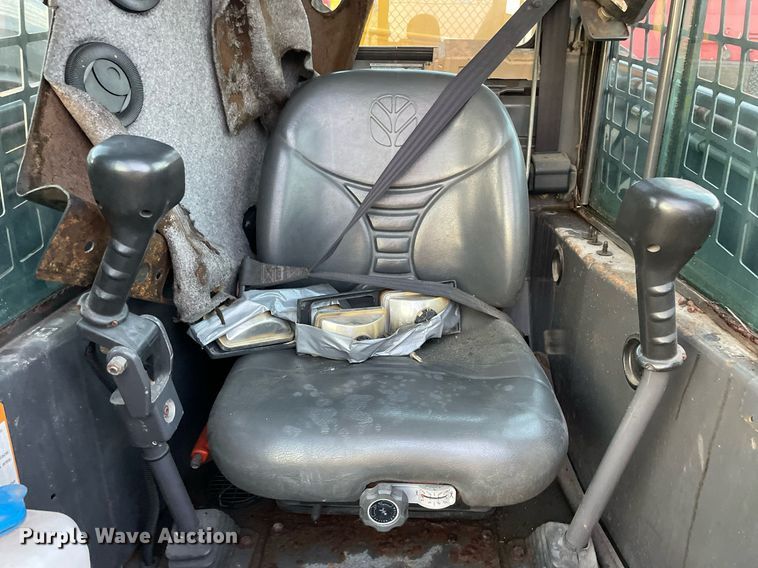 image for item LV9869 2002 New Holland LS170  skid steer loader