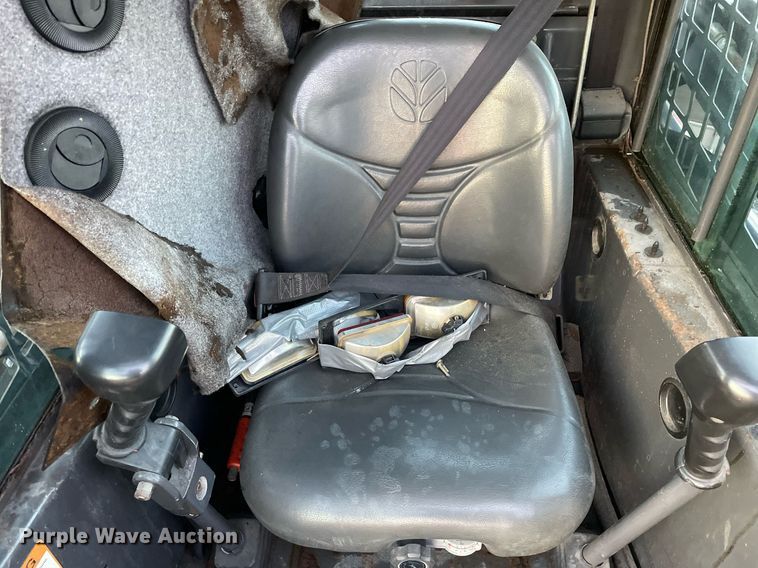 image for item LV9869 2002 New Holland LS170  skid steer loader