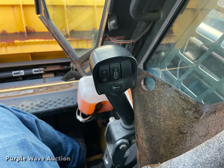 image for item LV9869 2002 New Holland LS170  skid steer loader