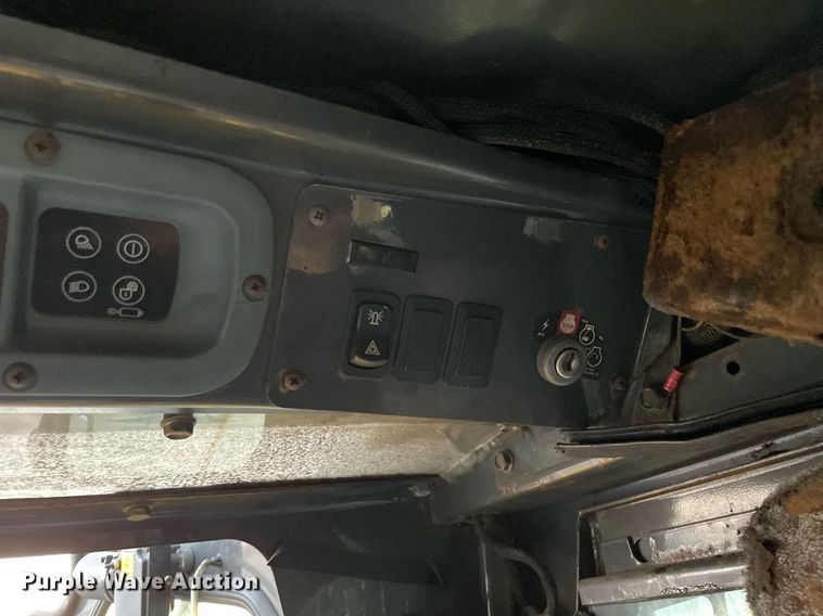 image for item LV9869 2002 New Holland LS170  skid steer loader