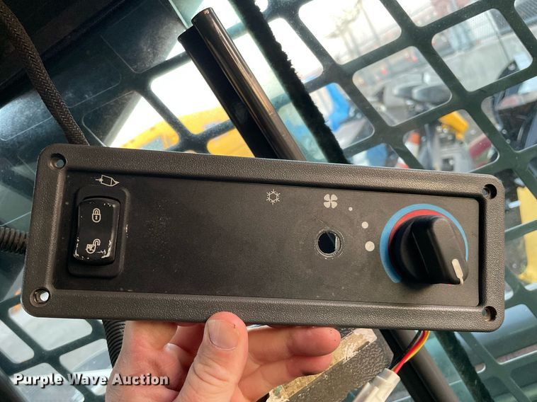 image for item LV9869 2002 New Holland LS170  skid steer loader