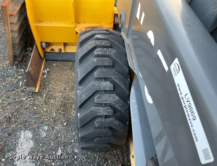 image for item LV9869 2002 New Holland LS170  skid steer loader