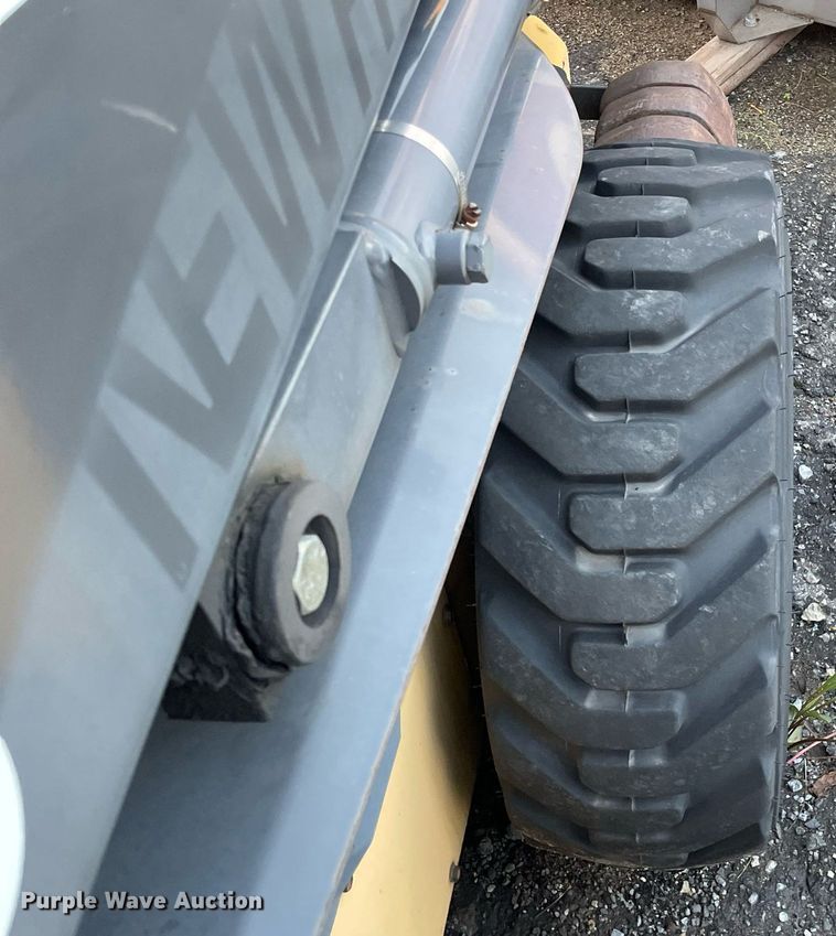 image for item LV9869 2002 New Holland LS170  skid steer loader