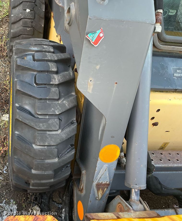 image for item LV9869 2002 New Holland LS170  skid steer loader