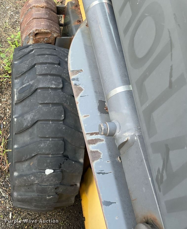 image for item LV9869 2002 New Holland LS170  skid steer loader