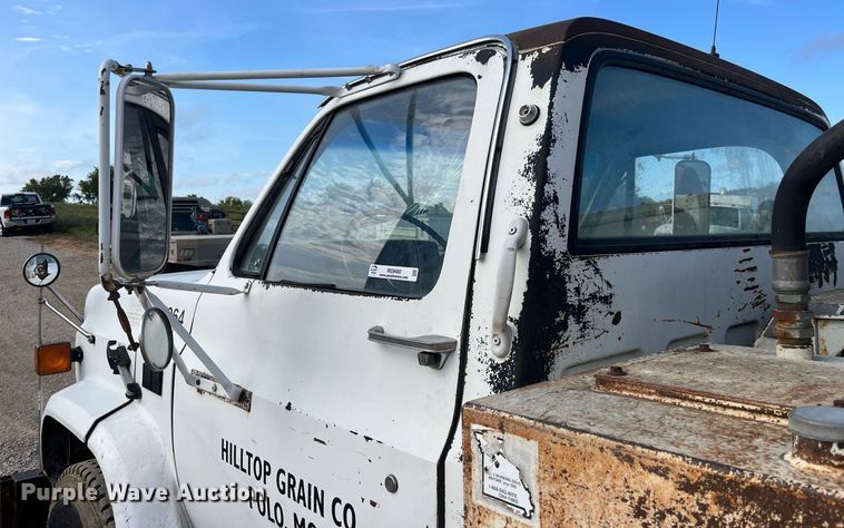 image for item MG9480 1988 GMC C6000  utility / service truck