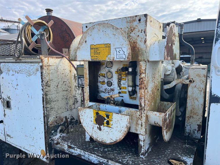 image for item MG9480 1988 GMC C6000  utility / service truck