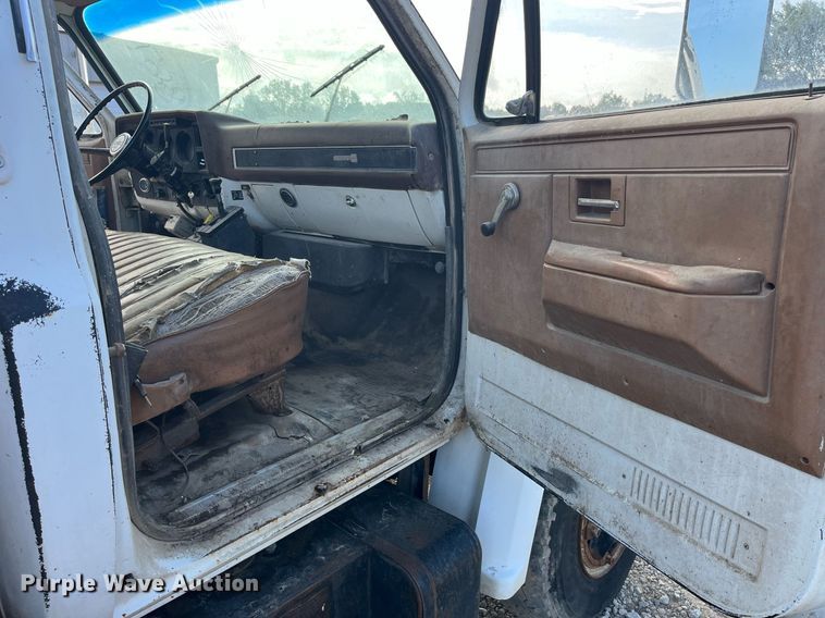 image for item MG9480 1988 GMC C6000  utility / service truck