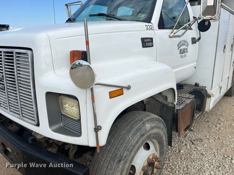 image for item MG9481 2000 GMC C7500  utility / service truck