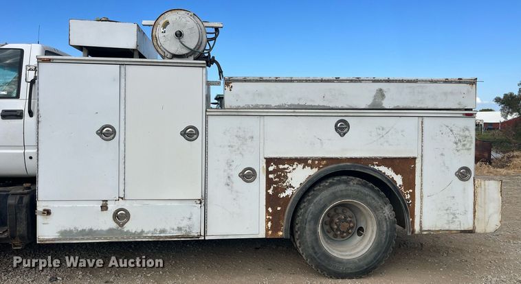 image for item MG9481 2000 GMC C7500  utility / service truck