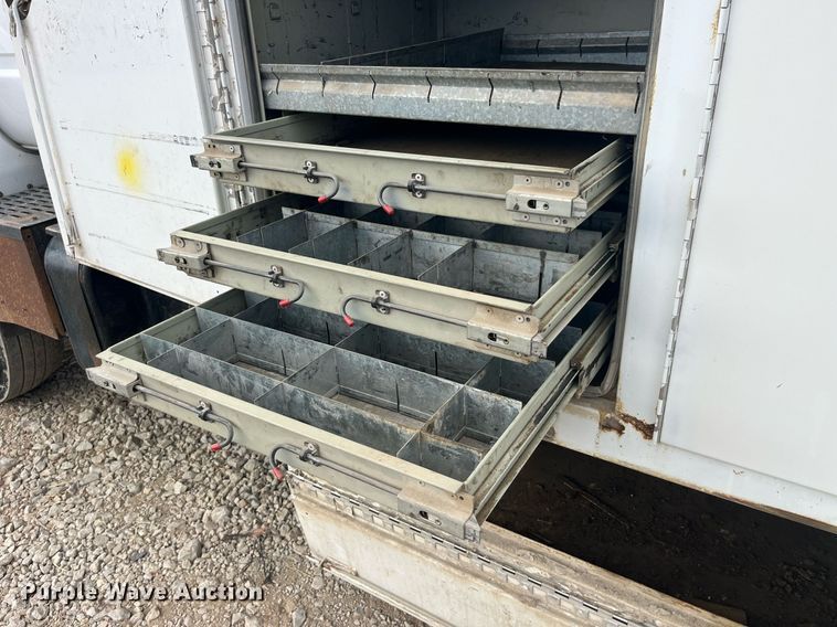 image for item MG9481 2000 GMC C7500  utility / service truck