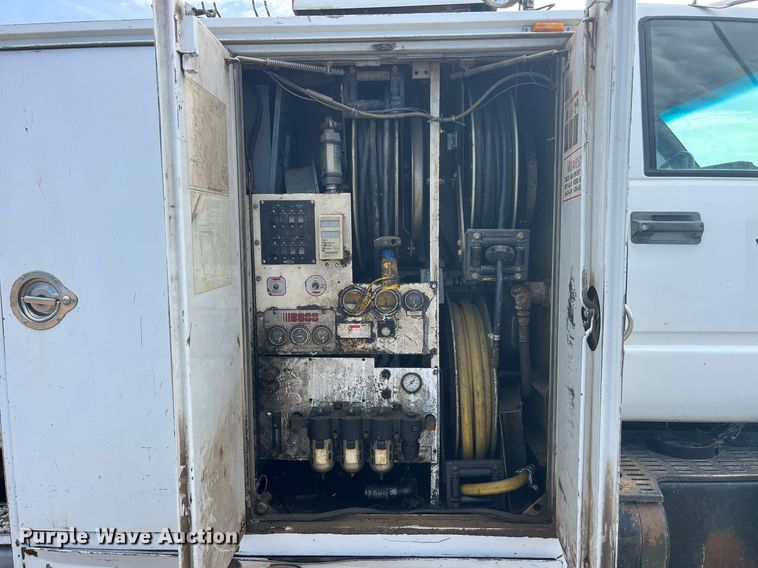 image for item MG9481 2000 GMC C7500  utility / service truck